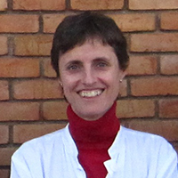 Es va graduar en Medicina per la Universitat de Barcelona l'any 1996. Va realitzar la seva formació com a especialista en Hematologia i Hemoteràpia a l'Hospital Clínic de Barcelona i es va doctorar a la Universitat de Barcelona pels seus treballs en genètica molecular al mieloma quiescent. Forma part del Servei d´Hematologia de l´Hospital Clínic des del 2006 i actualment és la cap d´Unitat de Mieloma i Amiloidosi. La seva trajectòria professional s'ha centrat en la investigació clínica de les gammapaties monoclonals, participant en el disseny i l'anàlisi de nombrosos assaigs clínics de mieloma múltiple.